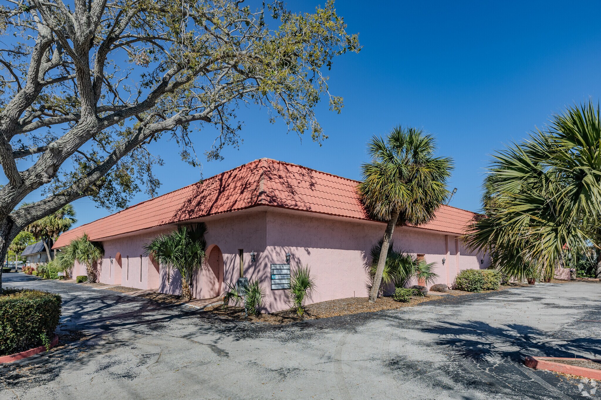 6449 38th Ave, Saint Petersburg, FL à louer Photo principale- Image 1 de 91