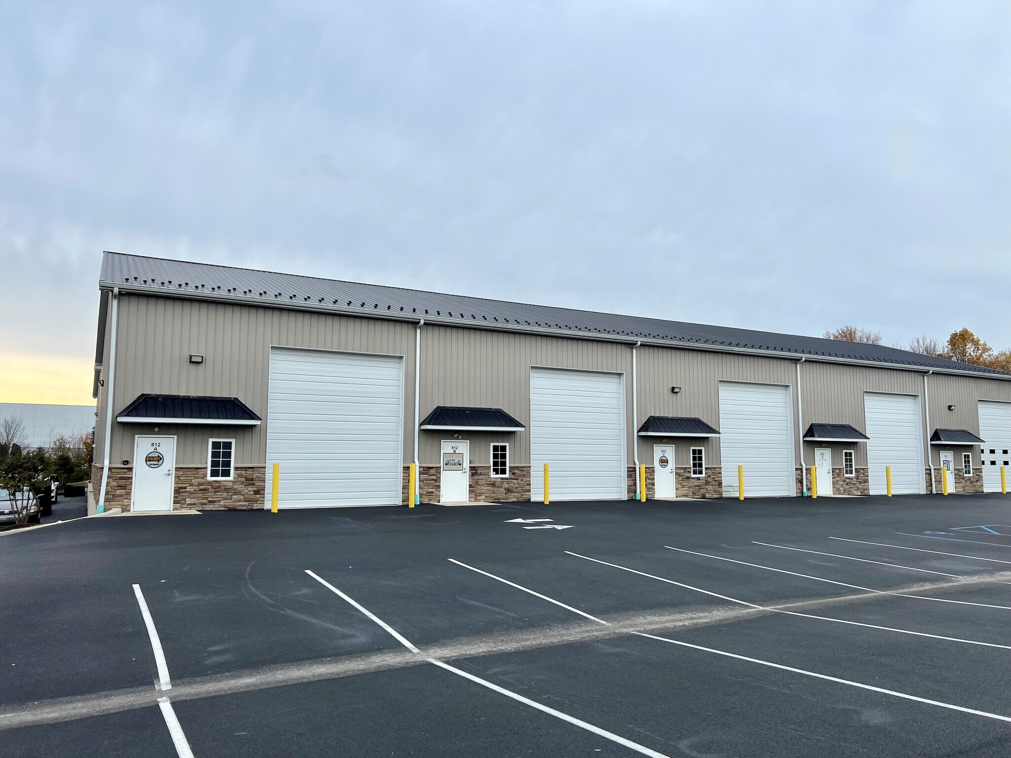 812 Pencader Dr, Newark, DE à louer Photo principale- Image 1 de 2