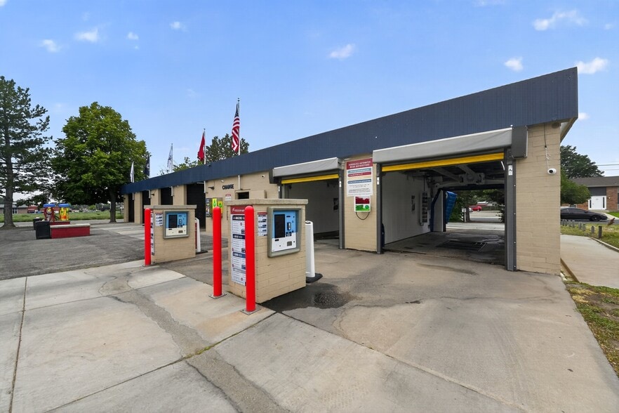 Freedom Auto Wash Portoflio portfolio of 3 properties for sale on LoopNet.ca - Building Photo - Image 2 of 3