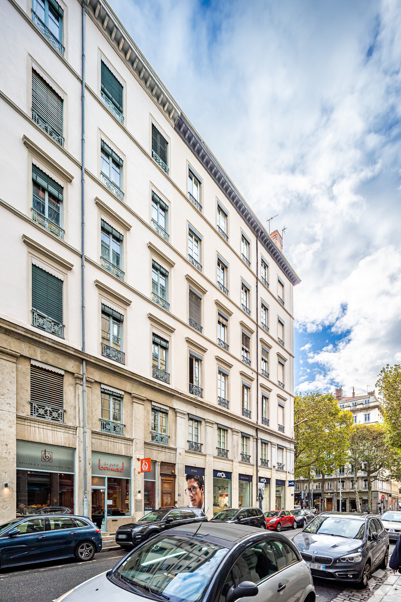 Retail in Lyon for lease Building Photo- Image 1 of 2