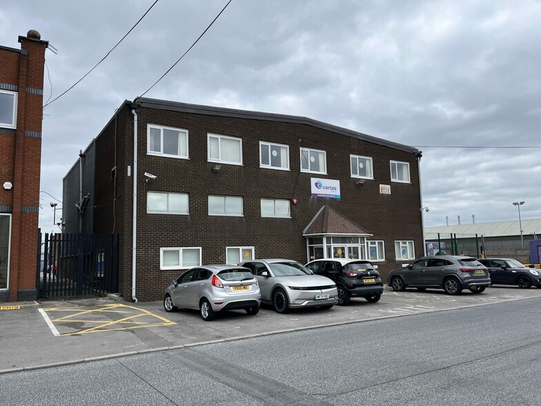 Lyons Rd, Manchester à vendre - Photo du bâtiment - Image 1 de 12
