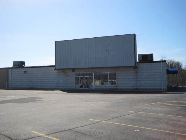140-142 Finley Rd, Belle Vernon, PA à louer - Photo du bâtiment - Image 2 de 5