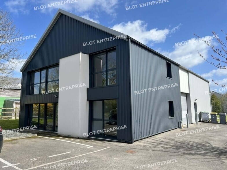 Office in La Chapelle-des-Fougeretz for lease - Building Photo - Image 1 of 7