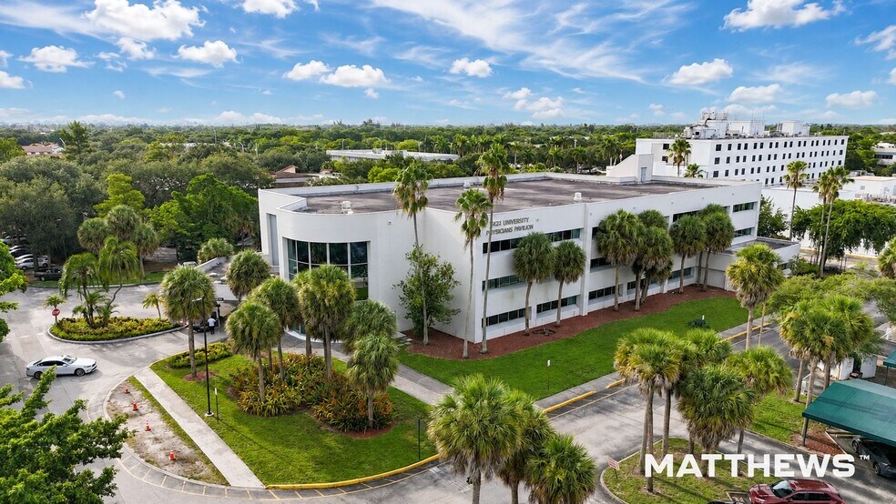7421 N University Dr, Tamarac, FL à vendre - Photo du bâtiment - Image 2 de 3