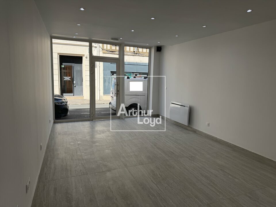 Retail in Moret-Loing-et-Orvanne for lease Interior Photo- Image 1 of 6
