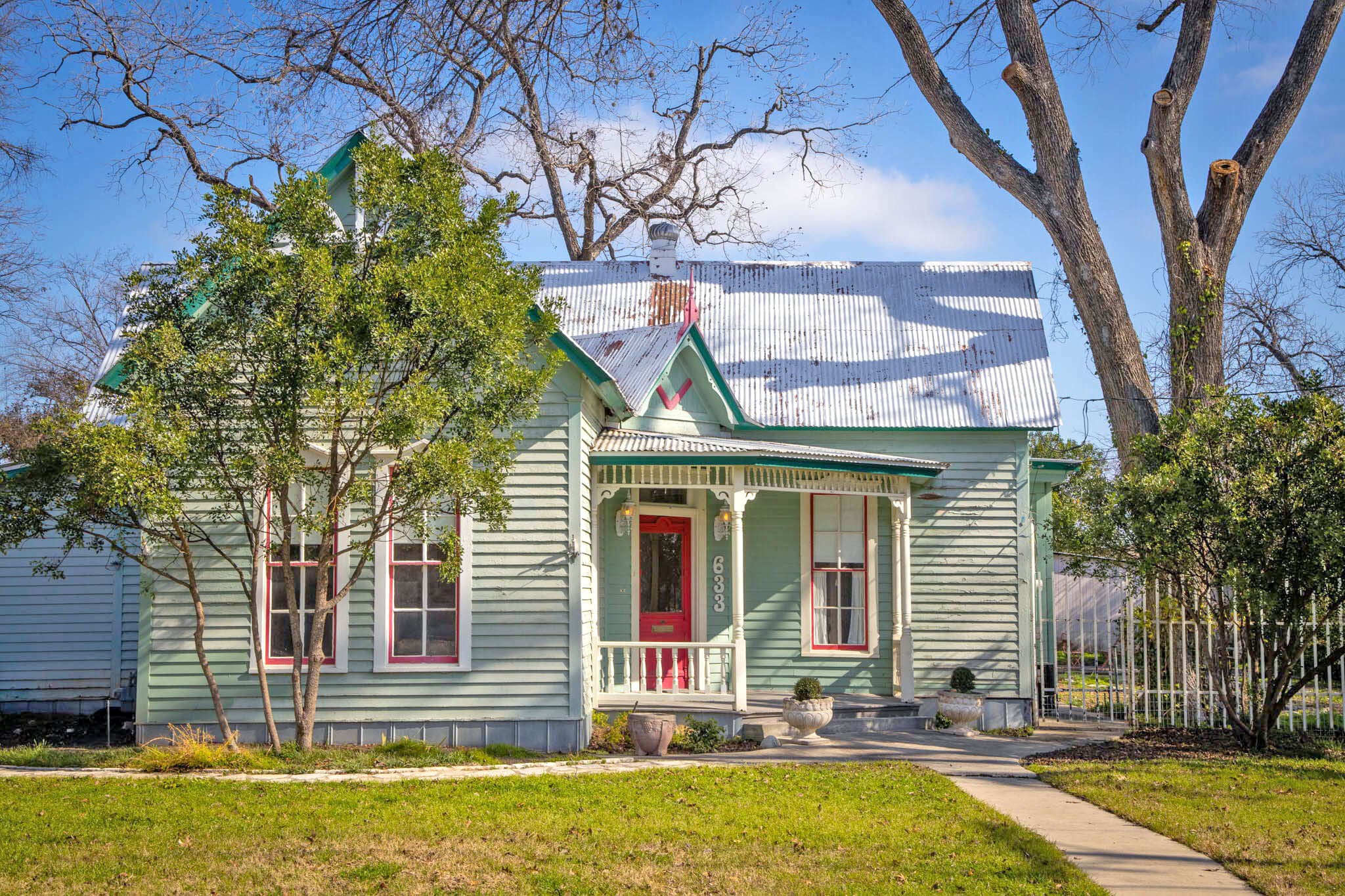 633 S Castell Ave, New Braunfels, TX for sale Building Photo- Image 1 of 33