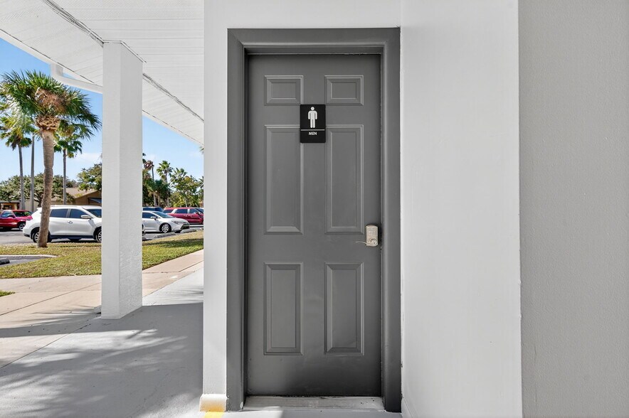11350 66th St, Largo, FL à louer - Photo du bâtiment - Image 3 de 18