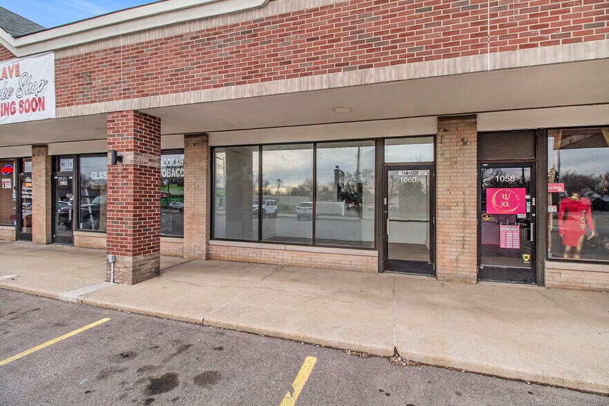 1052-1072 W Huron St, Waterford, MI à louer - Photo du bâtiment - Image 3 de 19