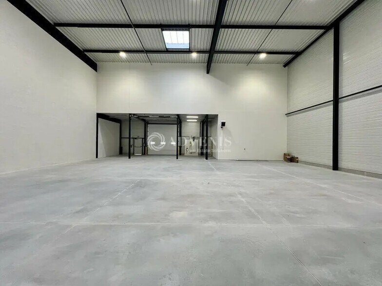 Flex in Osny for lease - Interior Photo - Image 2 of 12