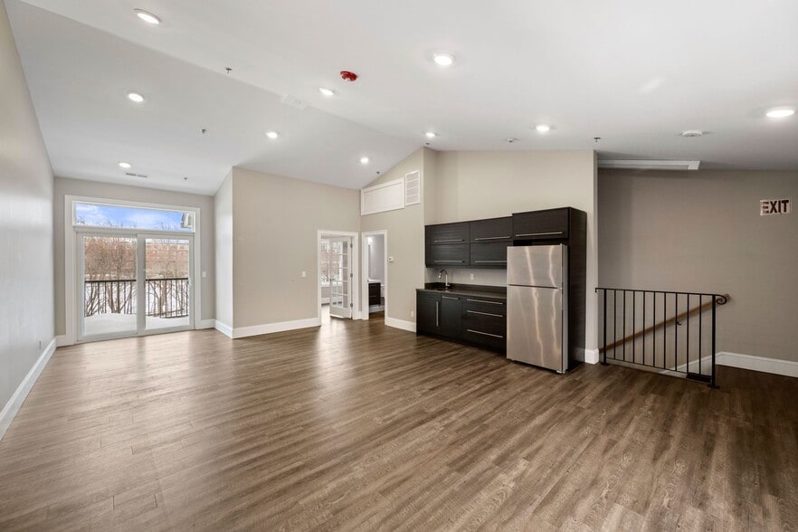 42 Felton St, Waltham, MA for sale - Interior Photo - Image 2 of 12