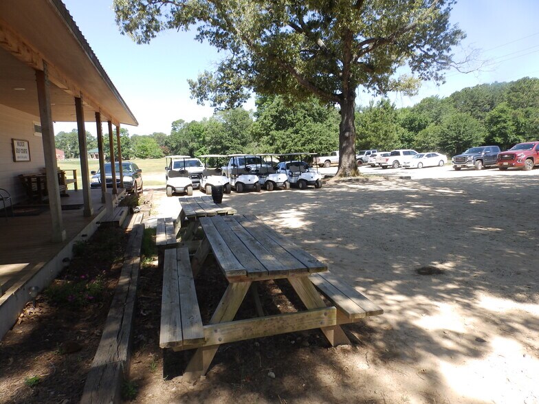 2330 Country Club Rd, Palestine, TX à vendre - Photo du bâtiment - Image 3 de 77