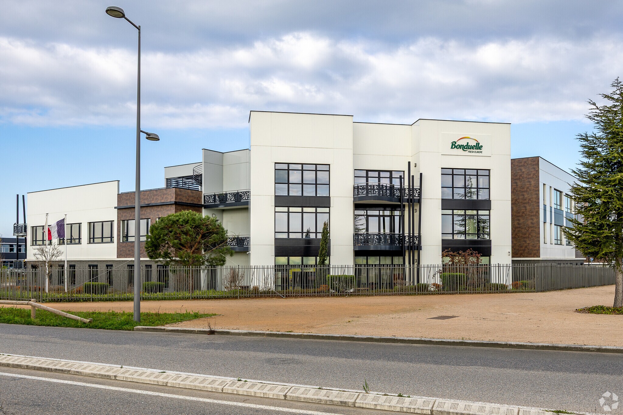 54 Rue Marcel Dassault, Genas for lease Primary Photo- Image 1 of 4