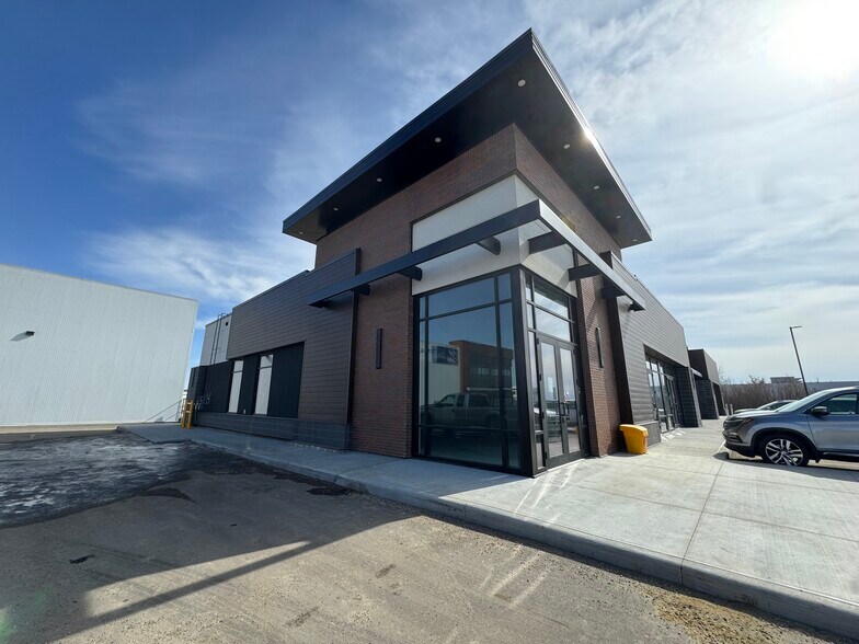5745 50 St NW, Edmonton, AB à vendre - Photo du bâtiment - Image 2 de 7