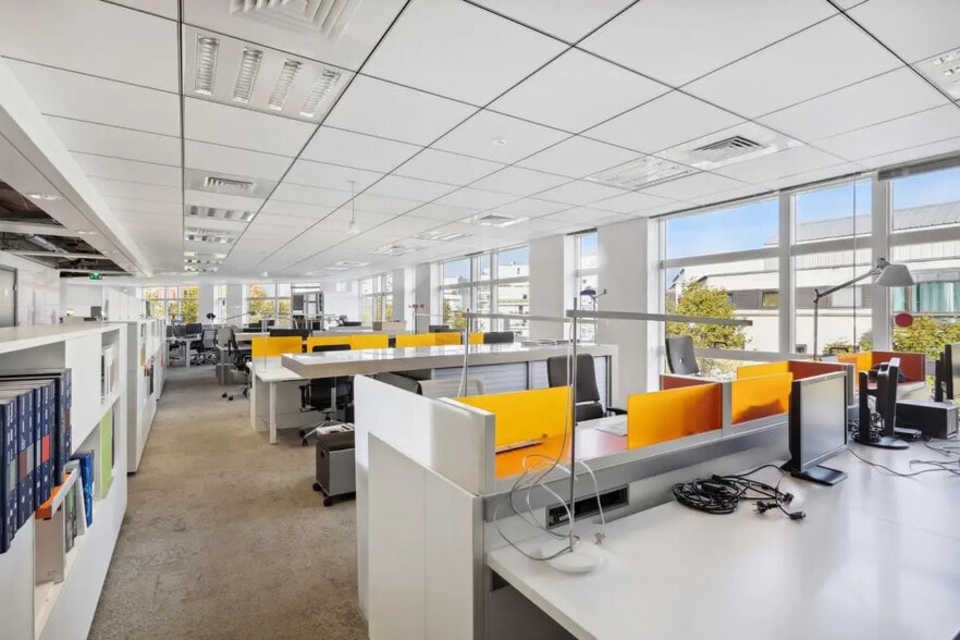 1 Rue Jacques Henri Lartigue, Issy-les-Moulineaux for lease - Interior Photo - Image 2 of 12