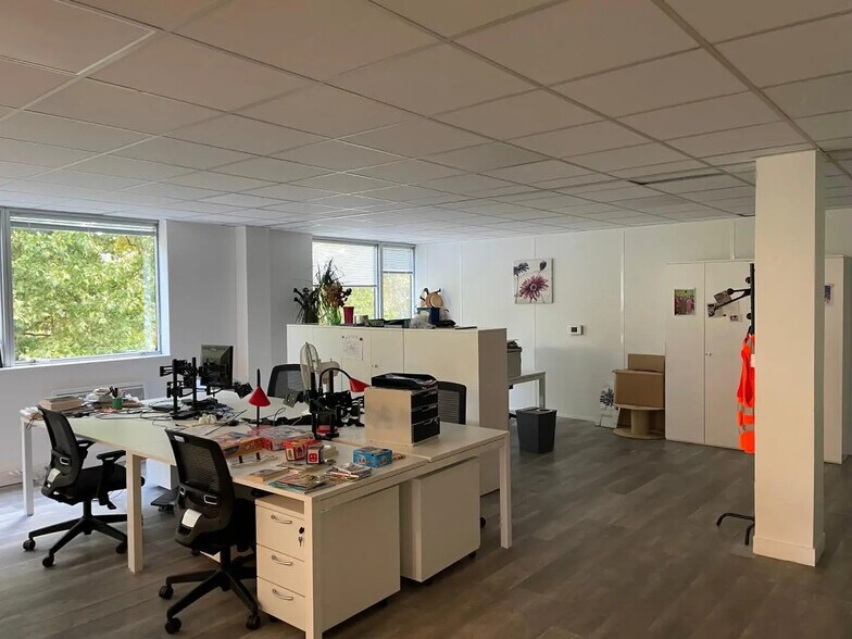 Office in Créteil for lease - Interior Photo - Image 3 of 7