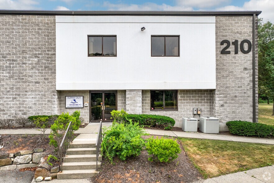 210 West Parkway, Pompton Plains, NJ à louer - Photo du bâtiment - Image 3 de 15