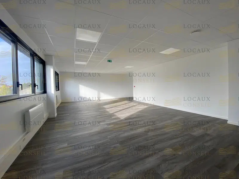 Flex in Cergy for lease Interior Photo- Image 1 of 8