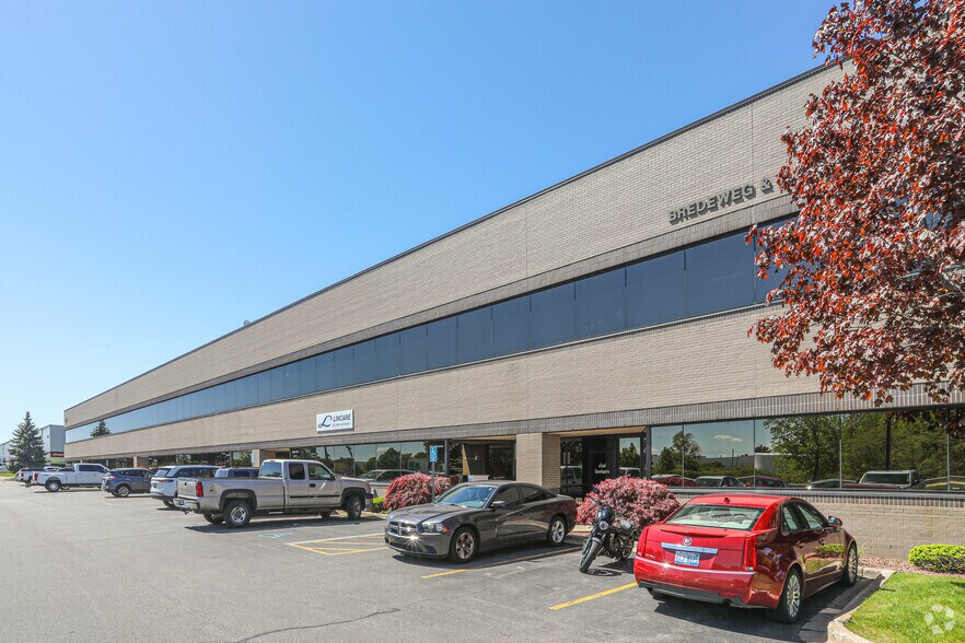 4665 Broadmoor Ave SE, Grand Rapids, MI à louer - Photo du bâtiment - Image 3 de 5