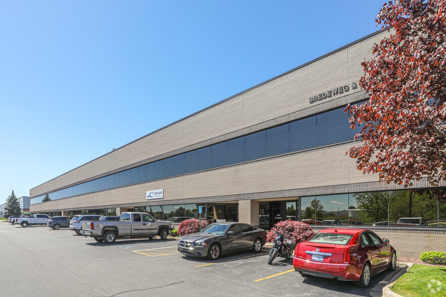 4665 Broadmoor Ave SE, Grand Rapids, MI à louer - Photo du bâtiment - Image 3 de 5