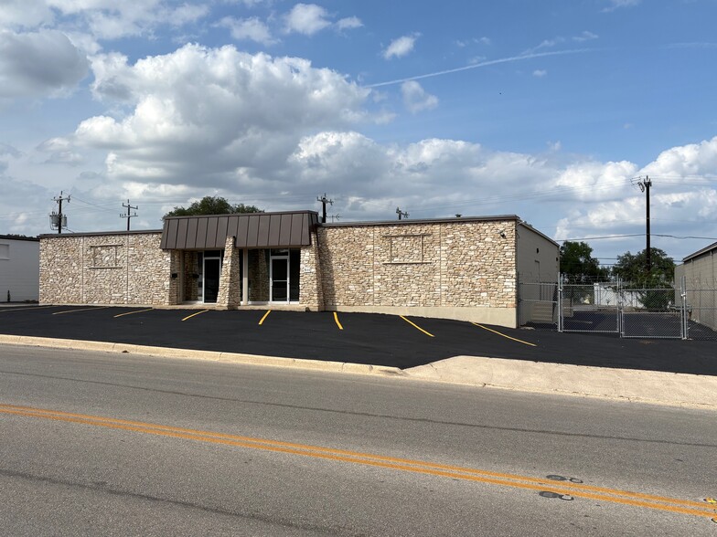 511 W Rhapsody Dr, San Antonio, TX à louer - Photo du bâtiment - Image 3 de 16