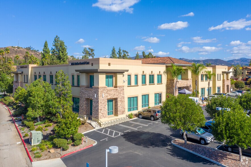 1530 Hilton Head Rd, El Cajon, CA à louer - Photo du bâtiment - Image 2 de 10