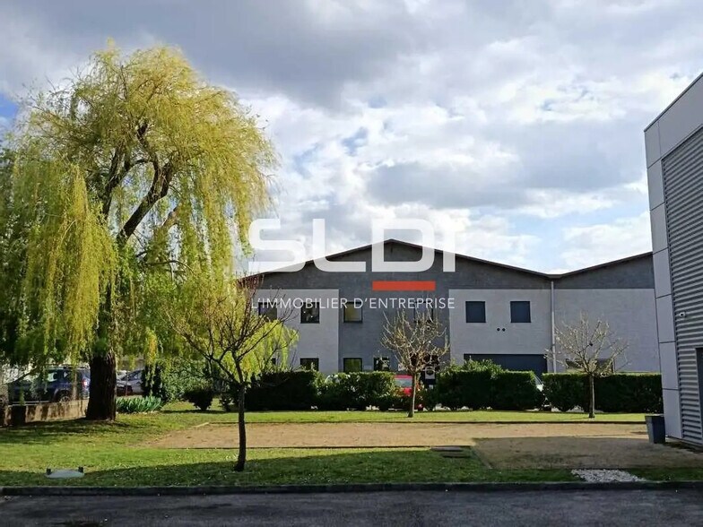 Local d'activités dans Décines-Charpieu à vendre - Photo du bâtiment - Image 1 de 22