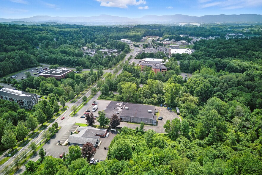 65 University Dr, Amherst, MA à louer - Photo du bâtiment - Image 3 de 4