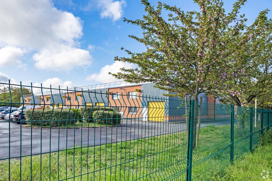 Avenue Des Bethunes, Saint-Ouen-l'Aumône à louer - Photo du bâtiment - Image 3 de 5