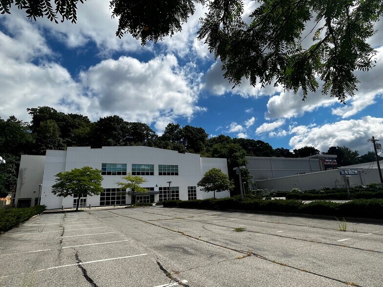 2700 Central Park Ave, Yonkers, NY à louer - Photo du bâtiment - Image 3 de 3