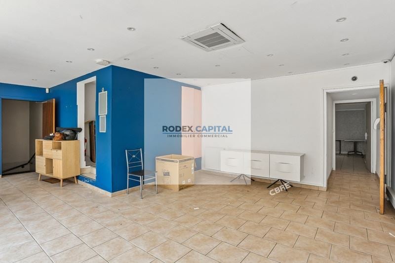 Retail in Paris for lease - Interior Photo - Image 2 of 8
