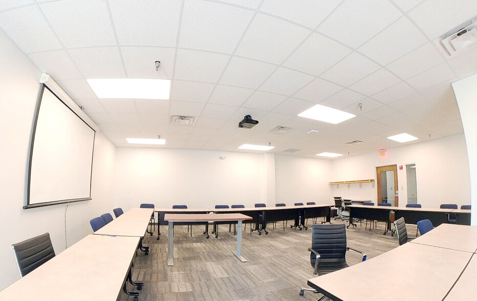 4755 Kingsway Dr, Indianapolis, IN for lease - Interior Photo - Image 3 of 20