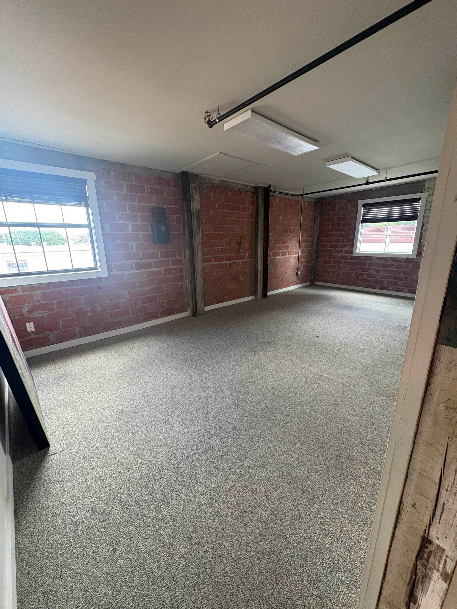 208 S Castell Ave, New Braunfels, TX for lease Interior Photo- Image 1 of 2