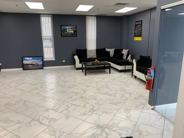 1103 Morse Ave, Schaumburg, IL for lease - Interior Photo - Image 2 of 23