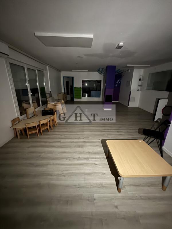 Retail in Créteil for lease Building Photo- Image 1 of 9