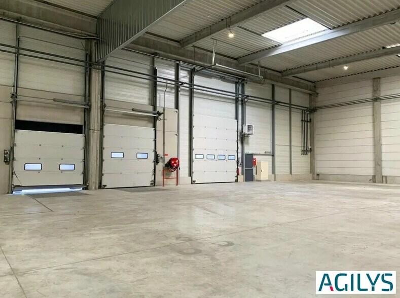 Flex in Lieusaint for lease - Interior Photo - Image 3 of 12