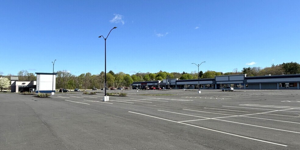 380-432 John Fitch Hwy, Fitchburg, MA à louer - Photo du bâtiment - Image 2 de 21