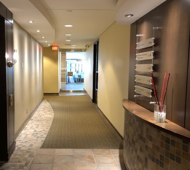 117 Centrepointe Dr, Ottawa, ON à vendre - Hall d’entrée - Image 1 de 1