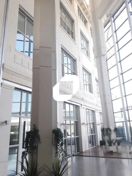 Bureau dans Ivry-sur-Seine à louer - Photo du bâtiment - Image 2 de 8