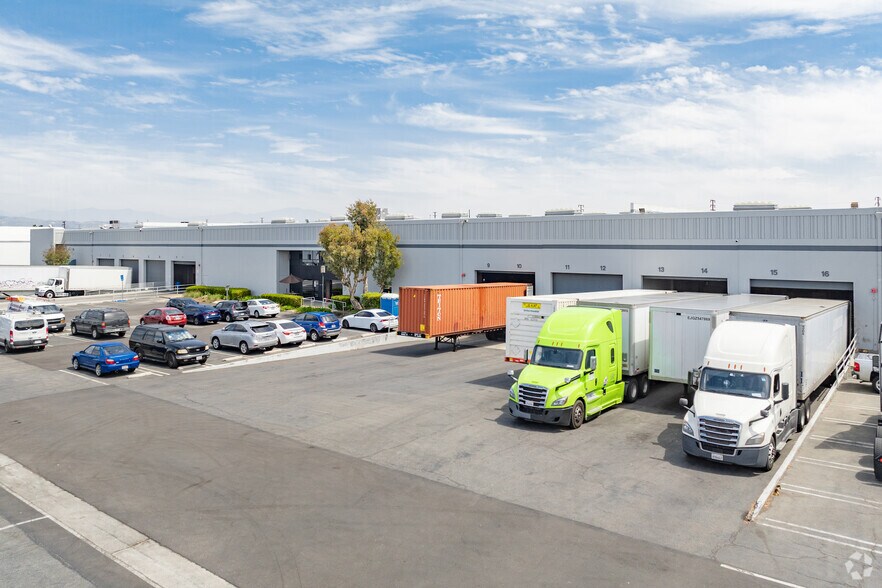 15160-15304 Spring Ave, Santa Fe Springs, CA à louer - Photo du bâtiment - Image 3 de 6