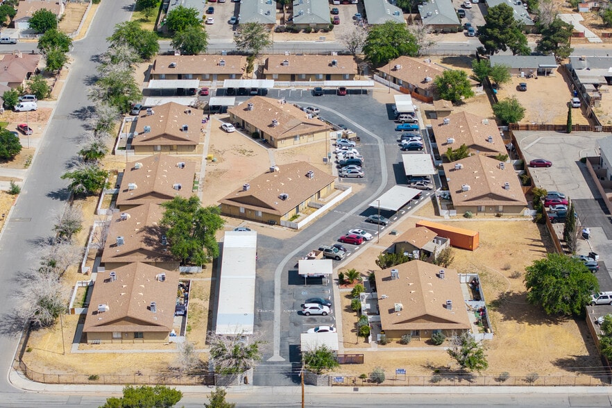 11200 Chamberlaine Way, Adelanto, CA à vendre - Photo du bâtiment - Image 3 de 15