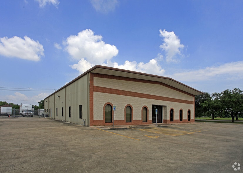 10819 W Fairmont Pky, La Porte, TX for lease - Building Photo - Image 2 of 7