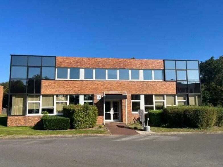 Flex in Bièvres for lease - Building Photo - Image 1 of 13