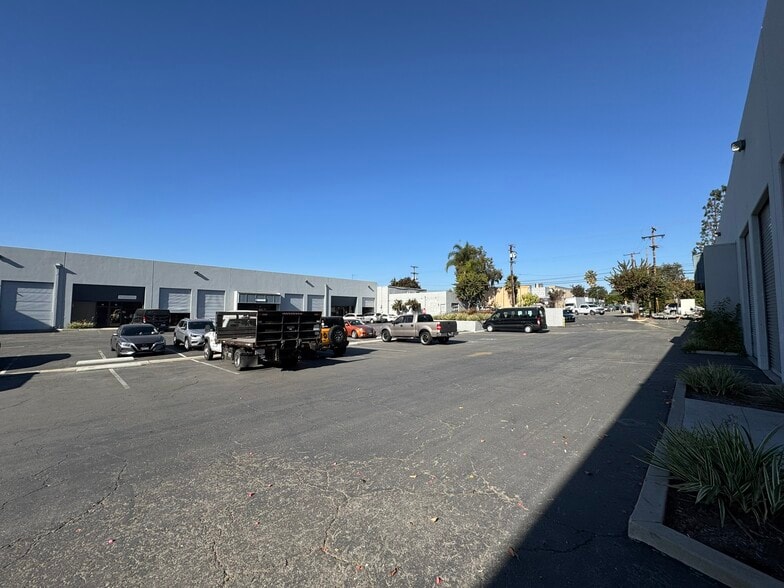 1390 E Burnett St, Signal Hill, CA for lease - Building Photo - Image 2 of 29