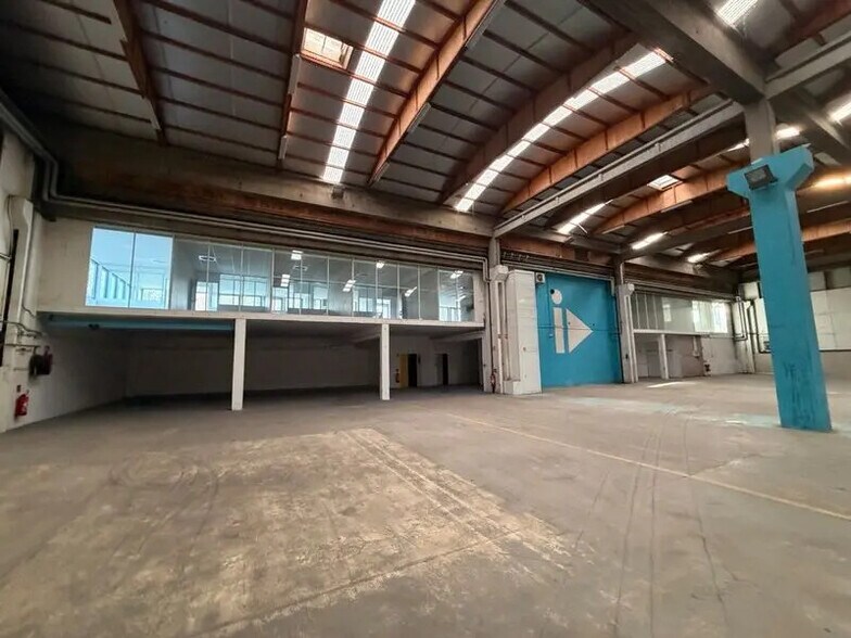 Flex in Saint-Priest for lease - Building Photo - Image 2 of 10