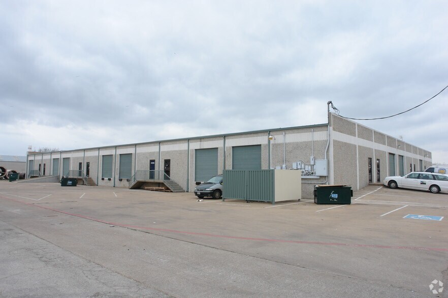 6400 Bradley Dr, Haltom City, TX à louer - Photo du bâtiment - Image 2 de 2