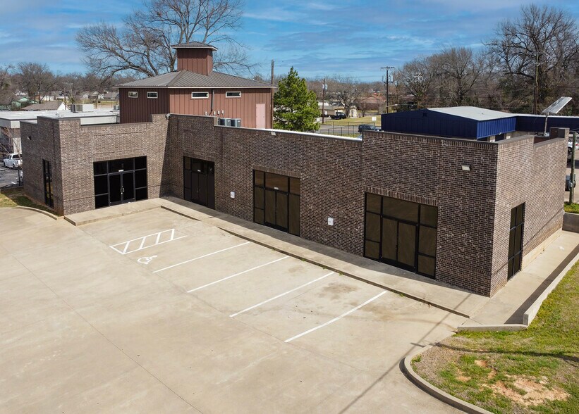 913 W Bow St, Tyler, TX for sale - Building Photo - Image 1 of 34