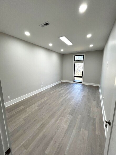 140 E Professional Park Ct, Bowling Green, KY for sale - Interior Photo - Image 2 of 13