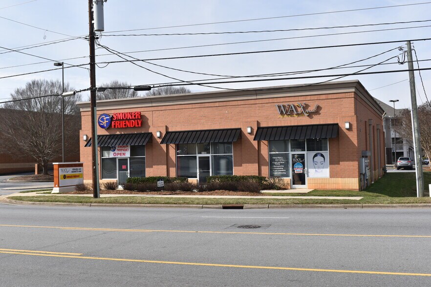 2923 N Center St, Hickory, NC à louer - Photo du bâtiment - Image 1 de 11