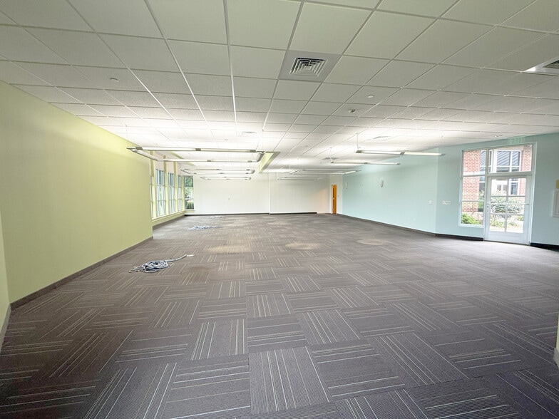 1393 Carrollton Crossing Dr, Kernersville, NC for lease - Building Photo - Image 3 of 11