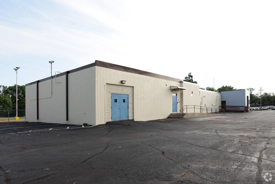 5707 W Broadway Ave, Minneapolis, MN à louer - Photo du bâtiment - Image 2 de 2